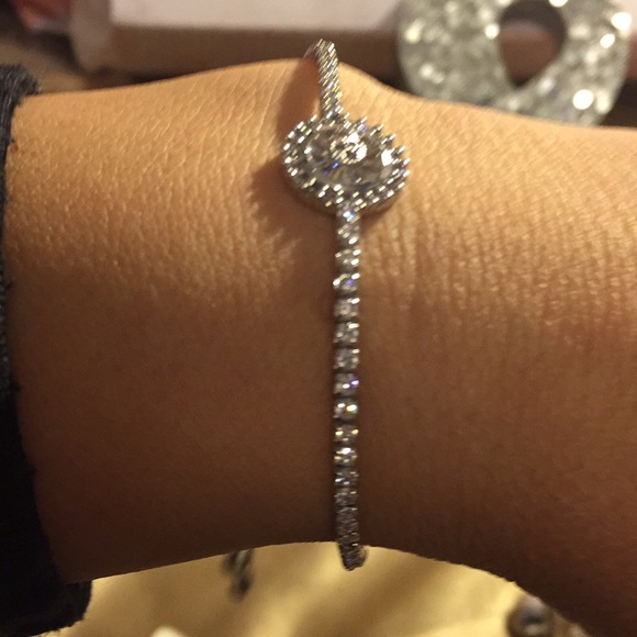 Glamorous circled silver plated ladies bracelet. - Picture 5 of 7